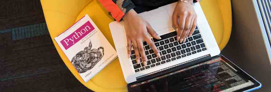 data engineer avec un livre sur Python