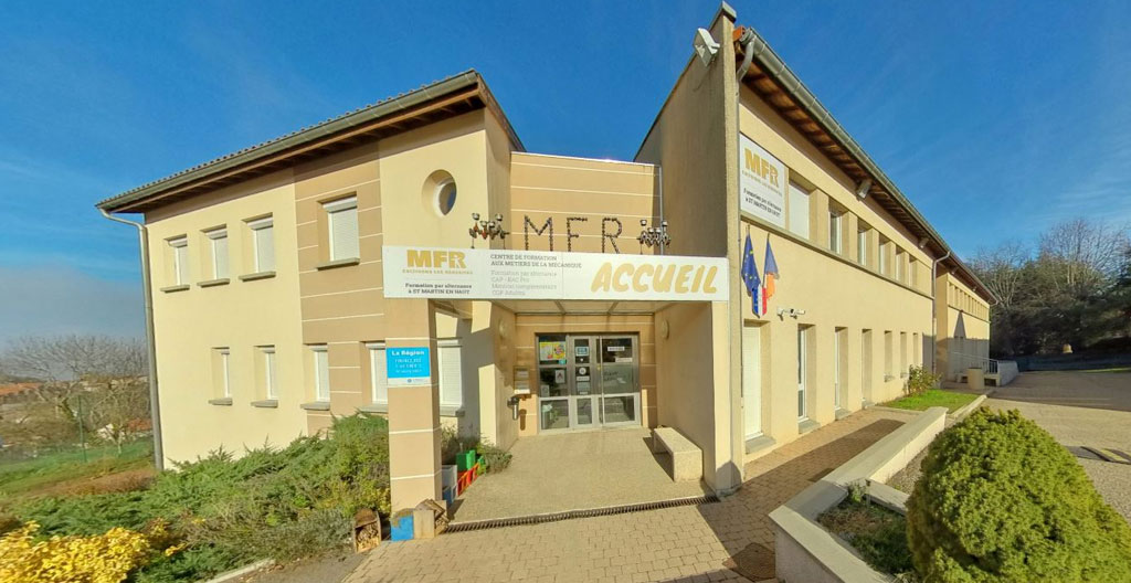 Vue extérieure d'un établissement MFR dans le Maine-et-Loire avec espaces verts